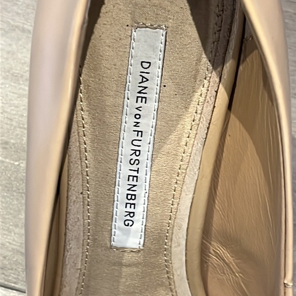 DVF nude patent heels. Size 8.5M. Like new. Worn twice. - Picture 3 of 6